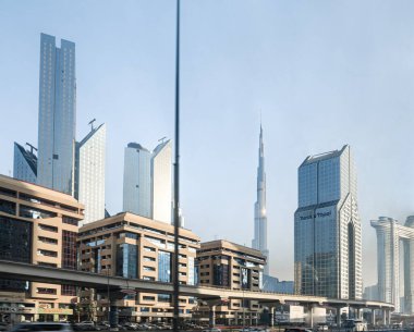 Dubai, Birleşik Arap Emirlikleri, 16 Mart 2023: Dubai 'de Birleşik Arap Emirlikleri' nde bir turist otobüsünün penceresinden görüntü