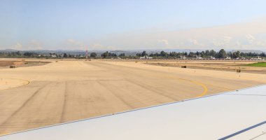 Tel Aviv-Yafo, İsrail, 16 Mart 2023: Bir Flydubai uçağının penceresinden Dünya Havayolları 'nın ayakta duran uçaklarına ve İsrail' deki Ben Gurion Havaalanı 'ndaki havaalanı binasına bakın.