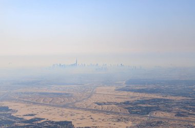 Dubai, Birleşik Arap Emirlikleri, 16 Mart 2023: Dubai şehrinin gökdelenlerindeki Flydubai uçağının penceresinden ve Dubai, Birleşik Arap Emirlikleri 'nin çevresindeki alanlardan görüntüler