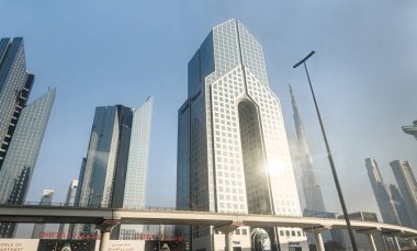 Dubai, Birleşik Arap Emirlikleri, 16 Mart 2023: Dubai 'de Birleşik Arap Emirlikleri' nde bir turist otobüsünün penceresinden görüntü