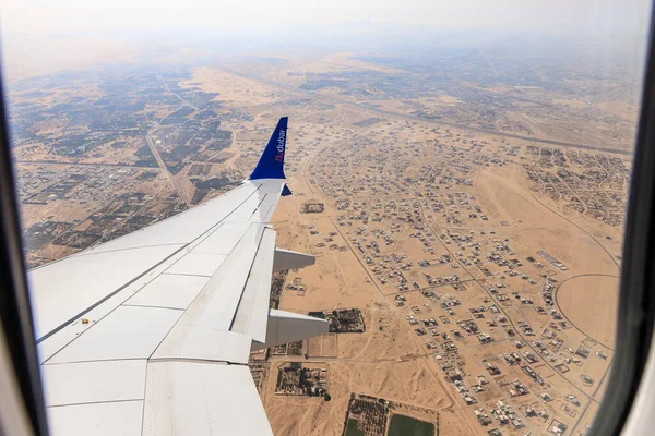 아랍에미리트 아랍에미리트 2023 Flydubai 항공기 창에서 아랍에미리트 두바이의 지역으로 바라본 — 스톡 사진