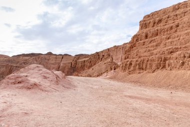 Timna parkı yakınlarındaki derin mavi Gizli Göl 'e giden yol Eilat şehri, Arava Vadisi, güney İsrail yakınlarındaki dağlarla çevrili.
