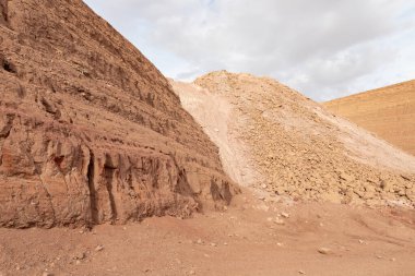 Timna parkı yakınlarındaki derin mavi Gizli Göl 'ü çevreleyen çok sayıda bakır içeren kızıl dağlar, Eilat şehri, Arava Vadisi, güney İsrail' deki dağlarla çevrilidir.