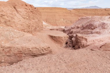 İsrail 'in güneyindeki Arava Vadisi yakınlarındaki dağlarla çevrili Timna parkı yakınlarındaki bir Gizli Göl' e uzanan kayadaki derin çatlak.