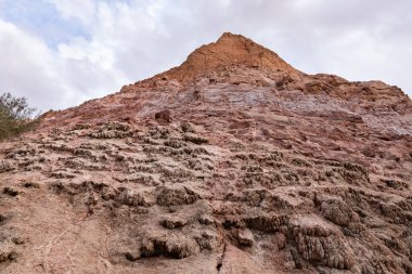 Timna parkı yakınlarındaki derin mavi Gizli Göl 'ü çevreleyen çok sayıda bakır içeren kızıl dağlar, Eilat şehri, Arava Vadisi, güney İsrail' deki dağlarla çevrilidir.