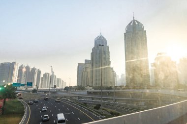 Dubai, Birleşik Arap Emirlikleri, 16 Mart 2023: Dubai 'de Birleşik Arap Emirlikleri' nde bir turist otobüsünün penceresinden görüntü