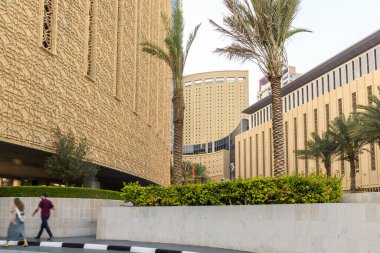 Dubai, Birleşik Arap Emirlikleri, 16 Mart 2023: Merkezi cadde Şeyh Zayed Rd Dubai şehrinin batan güneş ışınları, Birleşik Arap Emirlikleri