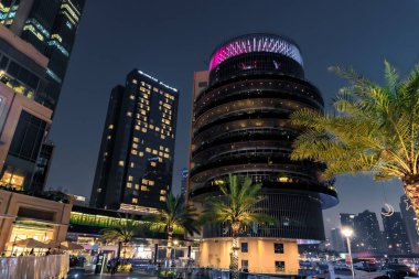 Dubai, Birleşik Arap Emirlikleri, 16 Mart 2023: Dubai limanından gece manzarası aydınlık gökdelenler, bir su kanalı, yatlar ve gemiler Dubai şehrinde, Birleşik Arap Emirlikleri