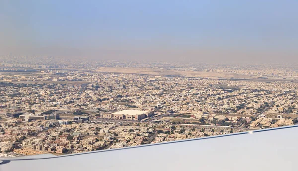 아랍에미리트 아랍에미리트 2023 Flydubai 항공기가 접근하는 창에서 아랍에미리트 아랍에미리트의 바이시에 — 스톡 사진