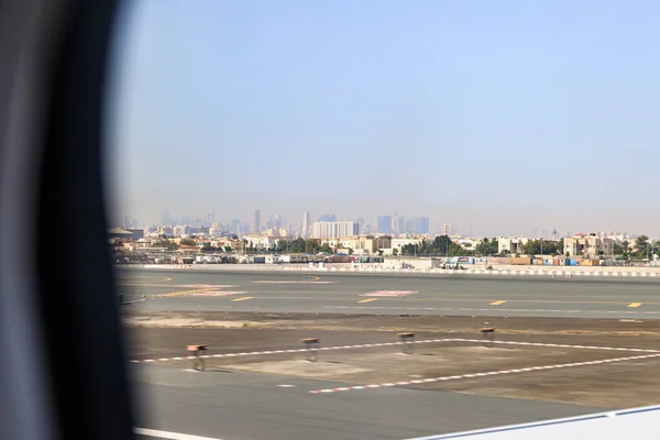 아랍에미리트 아랍에미리트 2023 Flydubai 항공기 창에서 공항에 건물로 활주로를 이동하는 — 스톡 사진