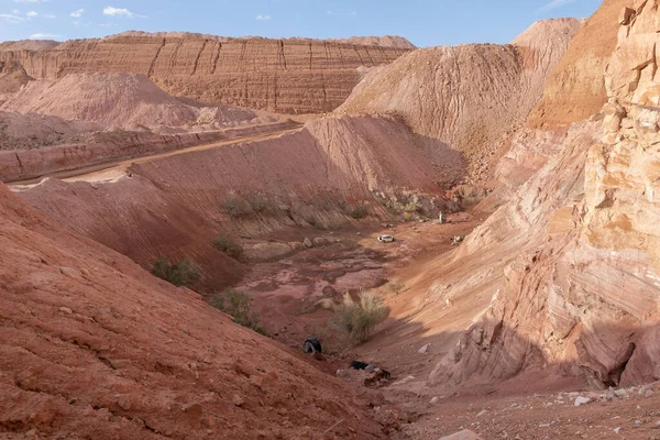 Timna parkı yakınlarındaki derin mavi Gizli Göl 'ü çevreleyen çok sayıda bakır içeren kızıl dağlar, Eilat şehri, Arava Vadisi, güney İsrail' deki dağlarla çevrilidir.