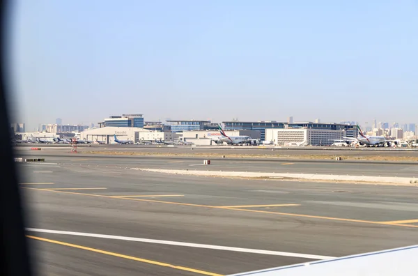 Дубай Оаэ Марта 2023 Вид Окна Самолета Flydubai Движущегося Вдоль — стоковое фото