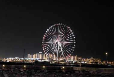 Dubai, Birleşik Arap Emirlikleri, 16 Mart 2023: Dubai, Birleşik Arap Emirlikleri 'ndeki Dubai Marina' da bulunan dekoratif olarak aydınlatılmış dönme dolap - Dubai Gözü