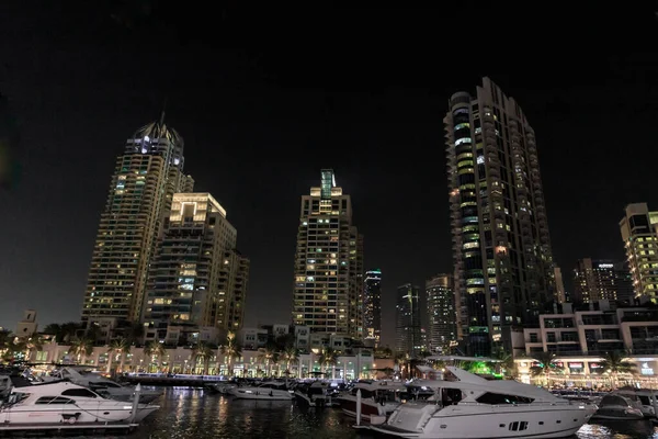 ドバイ アラブ首長国連邦 2023年3月16日 高層ビル ヨット 船がライトアップされたドバイマリーナの遊歩道からの夜景ドバイ市 アラブ首長国連邦 — ストック写真