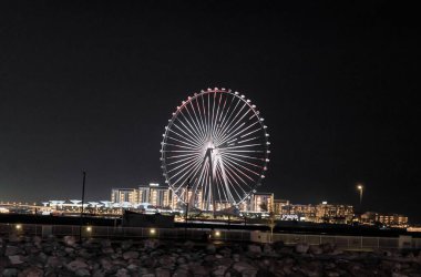 Dubai, Birleşik Arap Emirlikleri, 16 Mart 2023: Dubai, Birleşik Arap Emirlikleri 'ndeki Dubai Marina' da bulunan dekoratif olarak aydınlatılmış dönme dolap - Dubai Gözü