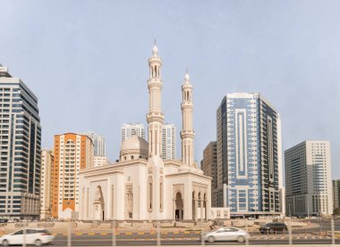 Şeriat, Birleşik Arap Emirlikleri, 17 Mart 2023: Turizm otobüsünün penceresinden Birinci Rashidun Halife Camii 'ne ve şeriat kentindeki yakın binalara bakın, Birleşik Arap Emirlikleri