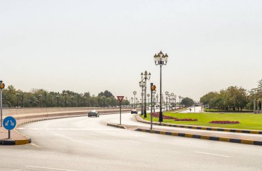 Şeriat, Birleşik Arap Emirlikleri, 17 Mart 2023: The Al Dhaid Rd patikası Şeriat şehrindeki Birleşik Arap Emirlikleri 'ne gidiyor.