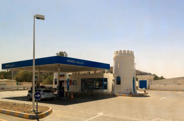 Şeriat, Birleşik Arap Emirlikleri, 17 Mart 2023: Turizm otobüsünün penceresinden Şeriat kentindeki mimariye bakın, Birleşik Arap Emirlikleri