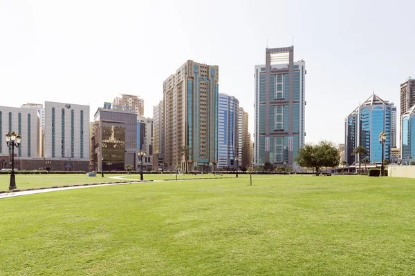 2023年3月17日アラブ首長国連邦のシャルジャ イティハド公園からアラブ首長国連邦のシャルジャ市内の周辺住宅地の建築物までの眺め — ストック写真