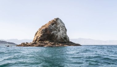 Hint Okyanusu 'ndaki Dibba Rock adası. Şeriat şehrinin banliyölerindeki Omman Körfezi kıyısında. Birleşik Arap Emirlikleri.