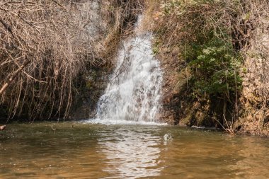 Dağdaki bir yarıktan akan küçük şelale, İsrail 'in kuzeyindeki Metula kenti yakınlarındaki Galilee' deki hızlı, sığ ve soğuk Ayun nehrinin devamında yer almaktadır.