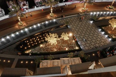 Dubai, Birleşik Arap Emirlikleri, 17 Mart 2023: Dubai 'deki Dubai Marina Alışveriş Merkezi' nin girişindeki dekoratif çimlerin gece görüşü, Birleşik Arap Emirlikleri