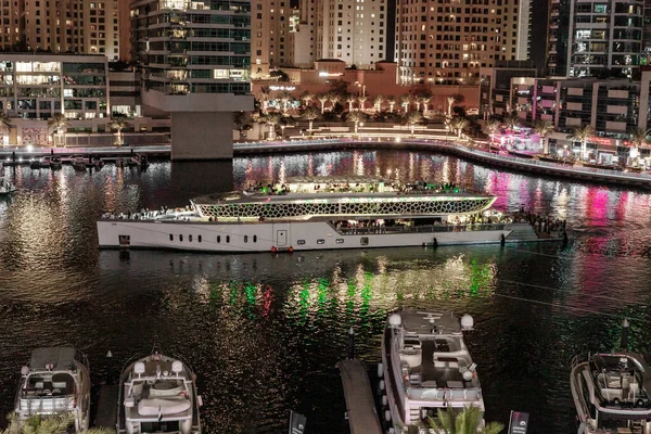 ドバイ アラブ首長国連邦 2023年3月17日 高層ビル ヨット 船がライトアップされたドバイマリーナの遊歩道からの夜景ドバイ市 アラブ首長国連邦 — ストック写真