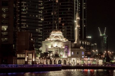 Dubai, Birleşik Arap Emirlikleri, 21 Mart 2023: Dubai, Birleşik Arap Emirlikleri 'nde Dubai Marina' nın güvertesindeki Mohammad Bin Ahmed Al Mulla camisine gece görüşü