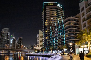 Dubai, Birleşik Arap Emirlikleri, 17 Mart 2023: Dubai limanından gece manzarası aydınlık gökdelenler, bir su kanalı, yatlar ve gemiler Dubai şehrinde, Birleşik Arap Emirlikleri