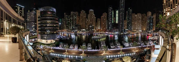 阿拉伯联合酋长国迪拜 2023年3月17日 迪拜海滨长廊上的夜景 有灯光明亮的摩天大楼 一条水道 游艇和船只在阿拉伯联合酋长国迪拜市 — 图库照片