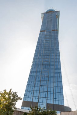 Dubai, Birleşik Arap Emirlikleri, 18 Mart 2023: Nakheel Mall binasının gökdelenleri - çok çeşitli küresel perakendecilere sahip alışveriş merkezi kompleksi, ayrıca Dubai şehrinde çağdaş bir alanda bir sinema yiyor, Birleşik Arap Emirlikleri