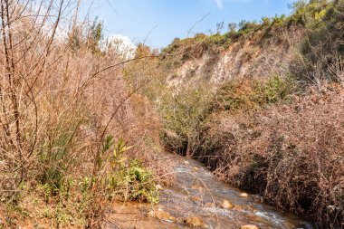 İsrail 'in kuzeyindeki Metula kenti yakınlarındaki Celile' deki hızlı, sığ, soğuk Ayun nehri.