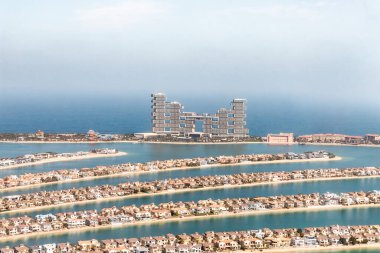 Dubai, Birleşik Arap Emirlikleri, 18 Mart 2023: Nakheel Mall binasının gözlem güvertesinden Palm Jumeirah Adası ve Atlantis 'e Dubai' deki Royal Hotel, Birleşik Arap Emirlikleri