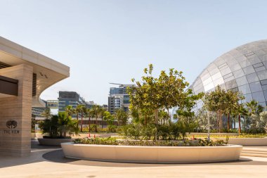 Dubai, Birleşik Arap Emirlikleri, 18 Mart 2023: Nakheel Mall binası - çok çeşitli küresel perakendecilere sahip alışveriş merkezi kompleksi, ayrıca Dubai 'de çağdaş bir alanda sinema yiyor, Birleşik Arap Emirlikleri