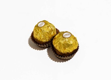 Nahariya, İsrail, Haziran 08, 2023: Beyaz arka plandaki orijinal ambalajda iki lezzetli Ferrero Rocher şekeri