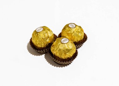 Nahariya, İsrail, Haziran 08, 2023: Beyaz arka plandaki orijinal ambalajda üç lezzetli Ferrero Rocher şekeri