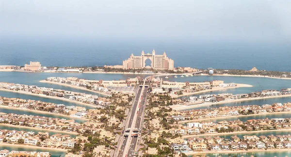ドバイ アラブ首長国連邦 2023年3月18日 ナヒールモールビルの展望デッキから アラブ首長国連邦のドバイ市内のパームジュメイラ島とアトランティスホテルまでの眺め — ストック写真