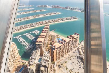 Dubai, Birleşik Arap Emirlikleri, 18 Mart 2023: Nakheel Mall binasının gözlem güvertesinden Dubai 'deki Palm Jumeirah Adası, Birleşik Arap Emirlikleri