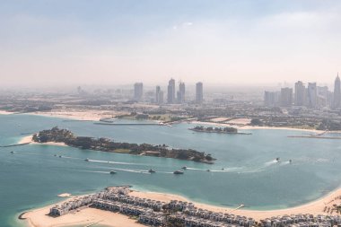 Dubai, Birleşik Arap Emirlikleri, 18 Mart 2023: Nakheel Mall binasının gözlem güvertesinden Palm Jumeirah Adası ve Dubai Şehri, Birleşik Arap Emirlikleri