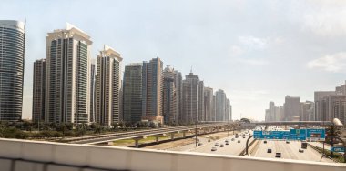 Dubai, Birleşik Arap Emirlikleri, 18 Mart 2023: Turizm otobüsünün penceresinden Dubai 'deki mimariye, Birleşik Arap Emirlikleri