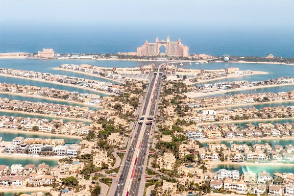 ドバイ アラブ首長国連邦 2023年3月18日 ナヒールモールビルの展望デッキから アラブ首長国連邦のドバイ市内のパームジュメイラ島とアトランティスホテルまでの眺め — ストック写真