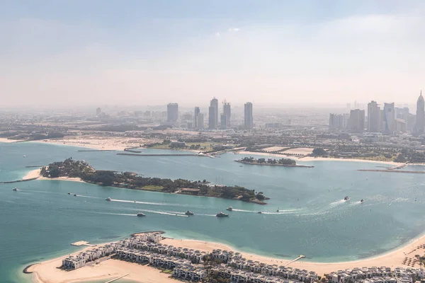 ドバイ アラブ首長国連邦 2023年3月18日 ナヒールモールビルの展望デッキから アラブ首長国連邦のドバイ市のパームジュメイラ島とドバイ市への眺め — ストック写真