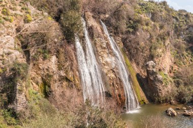 Ayun Şelalesi dağdaki bir yarıktan akar ve İsrail 'in kuzeyindeki Metula kenti yakınlarındaki Celile' de bulunan Ayun Nehri 'nin hızlı, sığ ve soğuk dağının devamında bulunur.