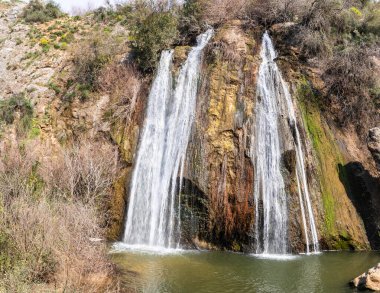 Ayun Şelalesi dağdaki bir yarıktan akar ve İsrail 'in kuzeyindeki Metula kenti yakınlarındaki Celile' de bulunan Ayun Nehri 'nin hızlı, sığ ve soğuk dağının devamında bulunur.
