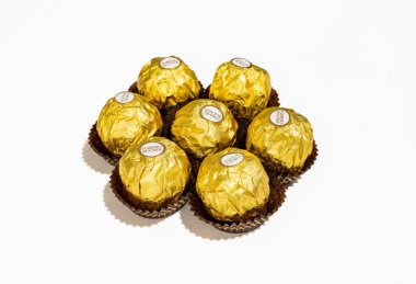 Nahariya, İsrail, Haziran 08, 2023: Beyaz arka planda orijinal ambalajda Ferrero Rocher şekerlemeleri var.