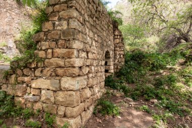 İsrail 'in kuzeyindeki Batı Celile' deki Nahal Amud Ulusal Doğal Parkı 'nda terk edilmiş eski bir su değirmeninin kalıntıları.