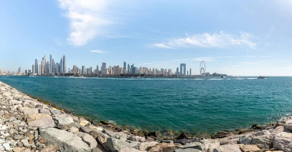 ドバイ アラブ首長国連邦 2023年3月18日 パームジュメイラ島の遊歩道からアラブ首長国連邦のドバイ市への眺め — ストック写真