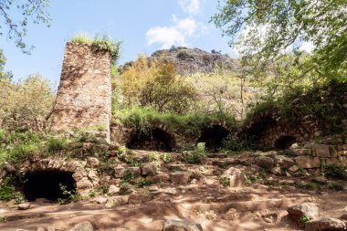 İsrail 'in kuzeyindeki Batı Celile' deki Nahal Amud Ulusal Doğal Parkı 'nda terk edilmiş eski bir su değirmeninin kalıntıları.