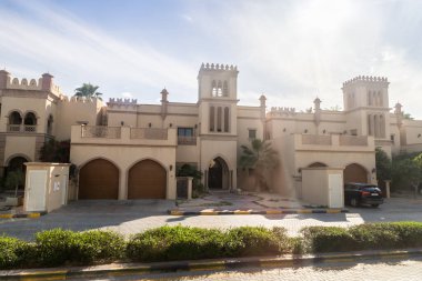 Dubai, Birleşik Arap Emirlikleri, 18 Mart 2023: Turist otobüsünün penceresinden Dubai 'deki Palm Jumeirah Adası' ndaki mimariye bakın.