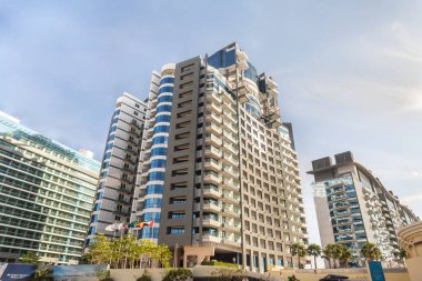 Dubai, Birleşik Arap Emirlikleri, 18 Mart 2023: Turist otobüsünün penceresinden Dubai 'deki Palm Jumeirah Adası' ndaki mimariye bakın.